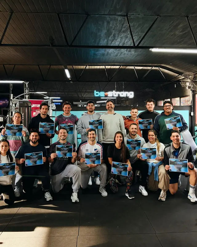 Profes con sus certificados después de una jornada de capacitación en la sala