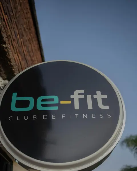 Cartel redondo be-fit Club de Fitness en la entrada