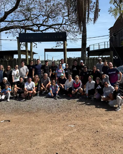 Grupo grande de corredores al aire libre en la jornada Run for fun
